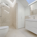 Klasikinio stiliaus dušo sienelės ir visas vonios interjeras. Koks jis?