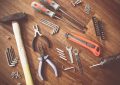 5 įrankiai, kuriuos turėtų turėti kiekvienas stogo darbų rangovas